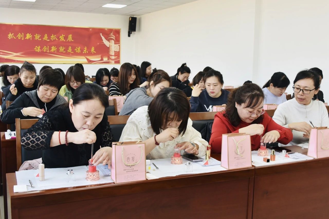 公用集團(tuán)工會(huì)組織開(kāi)展女職工DIY沙龍活動(dòng)
