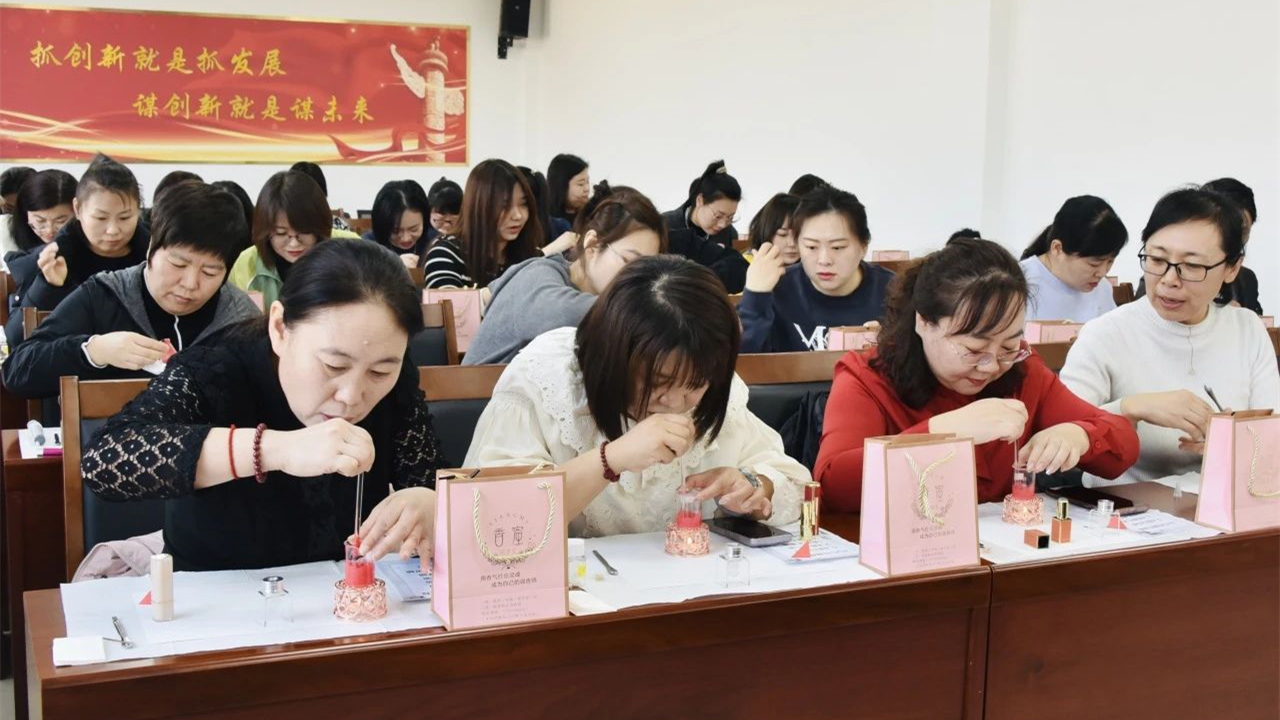 公用集團(tuán)工會(huì)組織開(kāi)展女職工DIY沙龍活動(dòng)